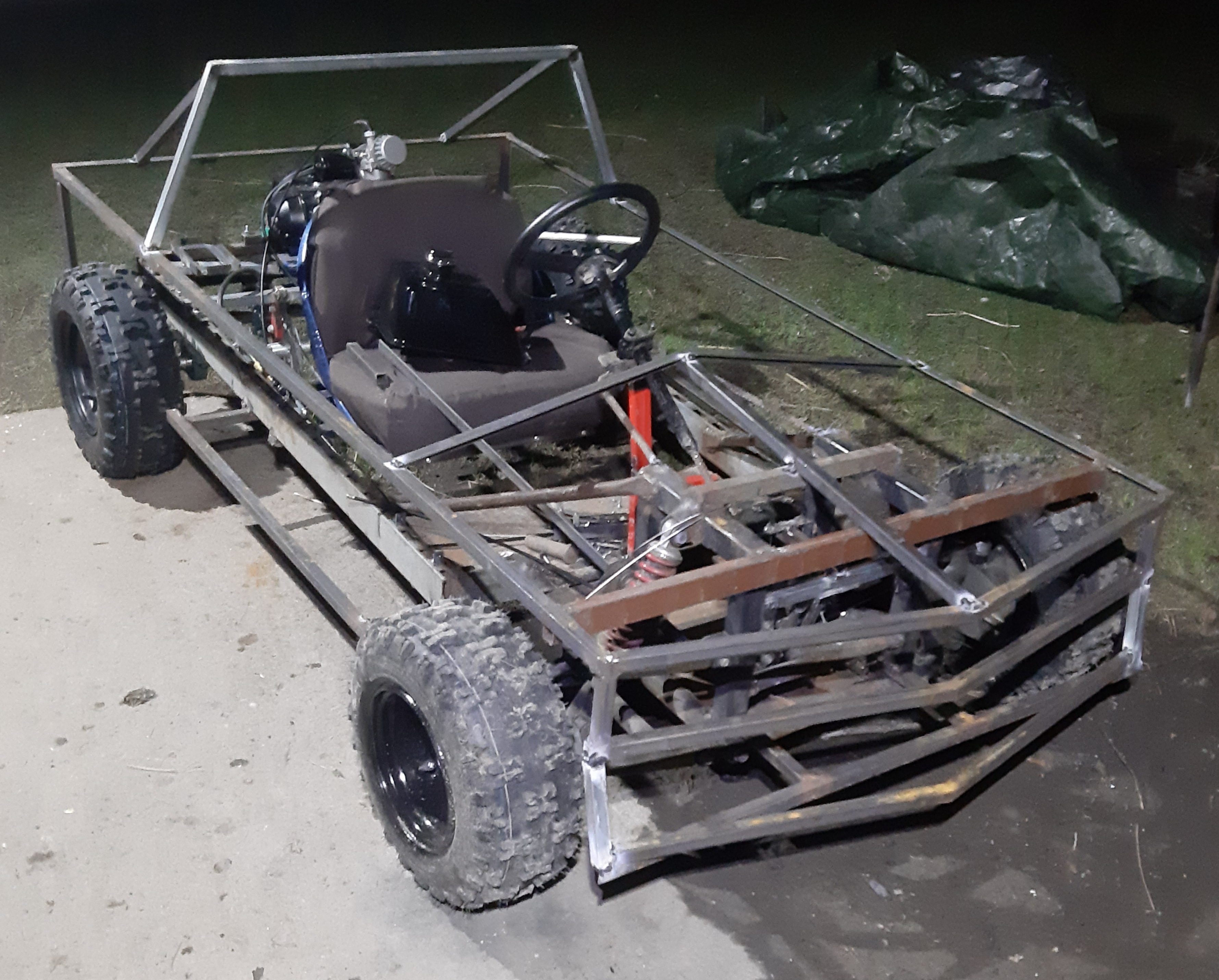 Wczesny etap budowy stalowej ramy gokarta MK1
